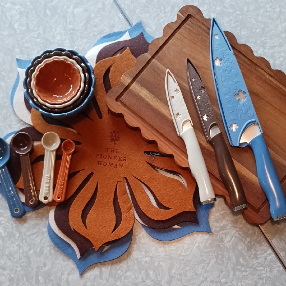 The Pioneer Woman Kitchen Set~ browns, blues, cream, rust